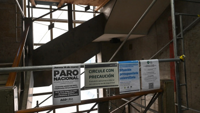 Buenos Aires, Argentina.- En la foto del 20 de abril de 2024, el interior de la Facultad de Ingeniería de la Universidad de Buenos Aires (UBA). Los rectores de las universidades públicas del país ratificaron la marcha del martes, en defensa de la educación y del presupuesto universitario. Lo hicieron, en particular, en el contexto de una desmentida al Gobierno nacional, que había comunicado acerca de un presunto consenso para un aumento en los gastos de funcionamientos de las casas de estudios superiores. Ricardo Gelpi, rector de la UBA, dice que la oferta anunciada por el Gobierno debe ser tratada por el Consejo Interuniversitario Nacional. “Fue una oferta de la Secretaría de Educación, que debe ser tratada por el CIN. El Gobierno no puede decidir por sí solo; la idea es desactivar la marcha del día martes”, afirmó Gelpi. “Ellos están buscando desactivar la marcha; pero no se suspende, categóricamente no se suspende. Está recontra confirmada”, manifestó.