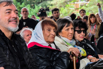 Buenos Aires, Argentina.- In the photos taken on April 16, 2024, the esplanade of the Mariano Moreno National Library was the site of a massive meeting in which the reinstatement of 120 dismissed workers was demanded and the crucial task was defended. that the organization fulfills in preserving the country's cultural heritage.