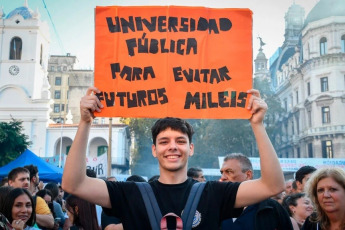 Buenos Aires, Argentina.- In the photos taken on April 23, 2024, with massive mobilizations, the educational community starred throughout the country in a historic day in defense of the public university and in rejection of the budget adjustment ordered by Javier's government Milei. In the City of Buenos Aires, protesters filled Congress and the Plaza de Mayo, and overflowed the surrounding streets, with an estimated attendance of 800,000 people, according to the organizers, and one and a half million throughout the country.