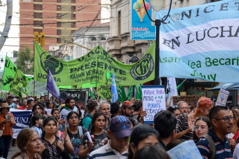 Jujuy, Argentina.- En las fotos tomadas el 23 de abril del 2024, cientos de miles de personas se manifestaron este martes en toda Argentina para repudiar los recortes de fondos a la universidad pública, en lo que constituye la mayor manifestación hasta el momento contra la política de ajustes del presidente Javier Milei. Las universidades se declararon en emergencia presupuestaria luego de que el gobierno resolviera prorrogar para este año el mismo presupuesto que recibieron en 2023, no obstante la inflación interanual que en marzo rozó el 290%.