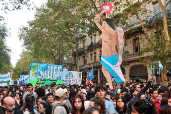 Buenos Aires, Argentina.- In the photos taken on April 23, 2024, with massive mobilizations, the educational community starred throughout the country in a historic day in defense of the public university and in rejection of the budget adjustment ordered by Javier's government Milei. In the City of Buenos Aires, protesters filled Congress and the Plaza de Mayo, and overflowed the surrounding streets, with an estimated attendance of 800,000 people, according to the organizers, and one and a half million throughout the country.