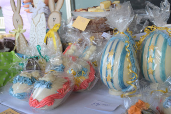 San Juan, Argentina.- En las fotos tomadas el 31 de marzo del 2024, las personas celebran la Pascua en San Juan, Argentina. Wall Street registró en los últimos días, un precio récord máximo del costo del cacao por 5.600 dólares por tonelada, situación que afectó el mercado de confitería durante la semana de pascua, una de las fechas donde la producción y venta de chocolate sube, para elaborar los famosos huevos de pascua.