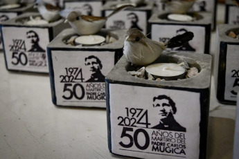 Buenos Aires, Argentina.- En las fotos tomadas el 11 de abril del 2024, a un mes de que se conmemore el 50 aniversario del asesinato y martirio del padre Carlos Mugica, el equipo de sacerdotes de villas y barrios populares de la Argentina presentó una serie de actividades conmemorativas que harán memoria de su legado. Las actividades fueron presentadas en el Barrio Padre Carlos Mugica de la Villa 31, donde descansan sus restos.