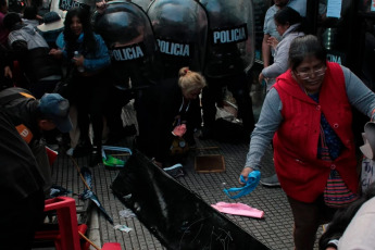 Buenos Aires, Argentina.- En las fotos tomadas el 10 de abril del 2024, miembros policiales dispersan una protesta con balas de gomas, gases lacrimógenos, motos y camiones hidrantes, desalojando a los movimientos sociales de las inmediaciones del ex Ministerio de Desarrollo Social en Buenos Aires. Los manifestantes reclamaban asistencia de alimentos para los comedores comunitarios.