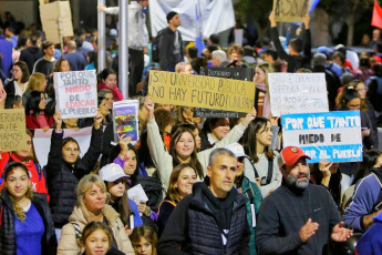 La Pampa, Argentina.- In the photos taken on April 23, 2024, hundreds of thousands of people demonstrated this Tuesday throughout Argentina to repudiate the cuts in funds to the public university, in what constitutes the largest demonstration so far against the policy of adjustments by President Javier Milei. The universities declared a budget emergency after the government decided to extend for this year the same budget they received in 2023, despite the year-on-year inflation that touched 290% in March.