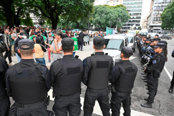 Buenos Aires, Argentina.- En las fotos tomadas el 15 de abril del 2024, bajo una fuerte custodia policial alrededor de 300 trabajadores de la ex Secretaría Nacional de Niñez, Adolescencia y Familia (SENAF) marcharon al Ministerio de Capital Humano, en el centro porteño, en repudio a los despidos que se produjeron en el área desde enero pasado, casi medio centenar de ellos el viernes último.