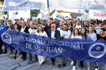 San Juan, Argentina.- En las fotos tomadas el 23 de abril del 2024, cientos de miles de personas se manifestaron este martes en toda Argentina para repudiar los recortes de fondos a la universidad pública, en lo que constituye la mayor manifestación hasta el momento contra la política de ajustes del presidente Javier Milei. Las universidades se declararon en emergencia presupuestaria luego de que el gobierno resolviera prorrogar para este año el mismo presupuesto que recibieron en 2023, no obstante la inflación interanual que en marzo rozó el 290%.