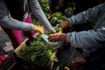 Buenos Aires, Argentina.- En las fotos tomadas el 10 de abril del 2024, la Mesa Agroalimentaria Argentina realizó en Plaza Congreso un “Verdurazo Solidario contra el ajuste”, que consistió en la entrega de 30 mil raciones de alimentos a “vecinos, trabajadores despedidos, jubilados y comedores comunitarios”. Esta medida se enmarca en un Plan de Lucha llevado adelante por el sector rural de pequeños productores y cooperativas autodenominado como “El Campo que alimenta”, por ser responsable de la producción de más del 60