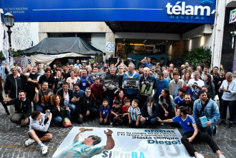 Buenos Aires, Argentina.- En las fotos tomadas el 4 de abril del 2024, durante un homenaje en las inmediaciones de uno de los edificios de Télam con una muestra fotográfica que recorrió la extensa trayectoria deportiva del ‘10’ no sólo como futbolista sino también como director técnico o, simplemente, como hincha incondicional de la Selección Argentina.