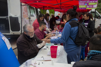 San Juan, Argentina.- En las fotos tomadas el 25 de abril del 2024, profesionales de la salud participan de una jornada sanitaria en las calles de San Juan, Argentina. El Ministerio de Salud de Argentina informó sobre un aumento de los casos de psitacosis de acuerdo con los datos del Sistema Nacional de Vigilancia de la Salud. Este incremento de casos se da en medio de un estudio de casos de neumonía aguda grave que había sido comunicados por algunos establecimientos del Área Metropolitana de Buenos Aires y por la Sociedad Argentina de Terapia Intensiva.