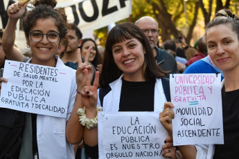 Mendoza, Argentina.- En las fotos tomadas el 23 de abril del 2024, cientos de miles de personas se manifestaron este martes en toda Argentina para repudiar los recortes de fondos a la universidad pública, en lo que constituye la mayor manifestación hasta el momento contra la política de ajustes del presidente Javier Milei. Las universidades se declararon en emergencia presupuestaria luego de que el gobierno resolviera prorrogar para este año el mismo presupuesto que recibieron en 2023, no obstante la inflación interanual que en marzo rozó el 290%.