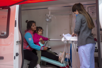 San Juan, Argentina.- En las fotos tomadas el 25 de abril del 2024, profesionales de la salud participan de una jornada sanitaria en las calles de San Juan, Argentina. El Ministerio de Salud de Argentina informó sobre un aumento de los casos de psitacosis de acuerdo con los datos del Sistema Nacional de Vigilancia de la Salud. Este incremento de casos se da en medio de un estudio de casos de neumonía aguda grave que había sido comunicados por algunos establecimientos del Área Metropolitana de Buenos Aires y por la Sociedad Argentina de Terapia Intensiva.