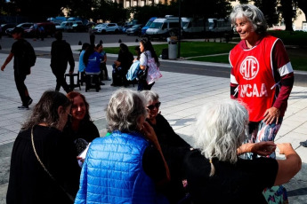 Buenos Aires, Argentina.- En las fotos muestra el “Festival Arde”, producido por trabajadores y trabajadoras de la Secretaría de Cultura de la Nación, frente a las oficinas del secretario del área, Leonardo Cifelli, con el apoyo de la Asociación de Trabajadores del Estado (ATE) el 6 de abril de 2024. Más de 20 artistas alzaron sus voces contra los despidos masivos y la constante estigmatización de los trabajadores de la cultura y del Estado en general.