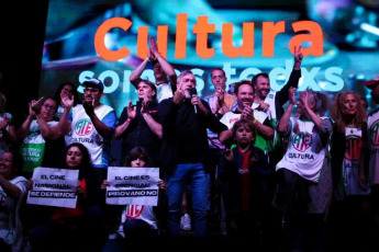 Buenos Aires, Argentina.- En las fotos muestra el “Festival Arde”, producido por trabajadores y trabajadoras de la Secretaría de Cultura de la Nación, frente a las oficinas del secretario del área, Leonardo Cifelli, con el apoyo de la Asociación de Trabajadores del Estado (ATE) el 6 de abril de 2024. Más de 20 artistas alzaron sus voces contra los despidos masivos y la constante estigmatización de los trabajadores de la cultura y del Estado en general.