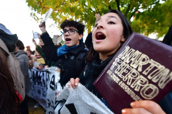 Chubut, Argentina.- En las fotos tomadas el 23 de abril del 2024, cientos de miles de personas se manifestaron este martes en toda Argentina para repudiar los recortes de fondos a la universidad pública, en lo que constituye la mayor manifestación hasta el momento contra la política de ajustes del presidente Javier Milei. Las universidades se declararon en emergencia presupuestaria luego de que el gobierno resolviera prorrogar para este año el mismo presupuesto que recibieron en 2023, no obstante la inflación interanual que en marzo rozó el 290%.