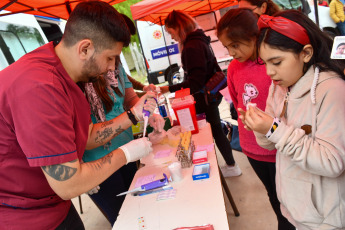 San Juan, Argentina.- En las fotos tomadas el 25 de abril del 2024, profesionales de la salud participan de una jornada sanitaria en las calles de San Juan, Argentina. El Ministerio de Salud de Argentina informó sobre un aumento de los casos de psitacosis de acuerdo con los datos del Sistema Nacional de Vigilancia de la Salud. Este incremento de casos se da en medio de un estudio de casos de neumonía aguda grave que había sido comunicados por algunos establecimientos del Área Metropolitana de Buenos Aires y por la Sociedad Argentina de Terapia Intensiva.