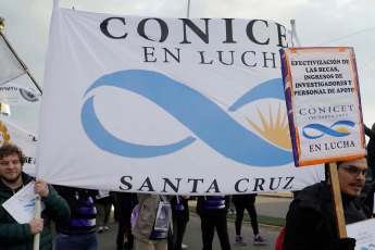 Santa Cruz, Argentina.- En las fotos tomadas el 23 de abril del 2024, cientos de miles de personas se manifestaron este martes en toda Argentina para repudiar los recortes de fondos a la universidad pública, en lo que constituye la mayor manifestación hasta el momento contra la política de ajustes del presidente Javier Milei. Las universidades se declararon en emergencia presupuestaria luego de que el gobierno resolviera prorrogar para este año el mismo presupuesto que recibieron en 2023, no obstante la inflación interanual que en marzo rozó el 290%.