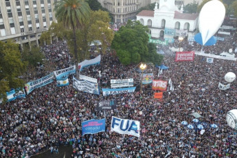 Buenos Aires, Argentina.- En las fotos tomadas el 23 de abril del 2024, con movilizaciones multitudinarias, la comunidad educativa protagonizó en todo el país una histórica jornada en defensa de la universidad pública y en rechazo al ajuste presupuestario dispuesto por el gobierno de Javier Milei. En la Ciudad de Buenos Aires, los manifestantes colmaron el Congreso y la Plaza de Mayo, y desbordaron las calles aledañas, con una concurrencia estimada en 800 mil personas, según los organizadores, y de un millón y medio en todo el país.