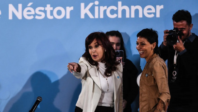 Buenos Aires, Argentina.- En la foto tomada el 27 de abril de 2024, la ex presidente Cristina Fernández de Kirchner participó de la inauguración del microestadio “Presidente Néstor Kirchner”. Durante un evento en Quilmes, la líder política expresó su descontento con las acciones del gobierno actual, argumentando que celebrar un superávit fiscal en el primer trimestre del año es engañoso, ya que se logra a costa de deudas pendientes con empresas y provincias. Fernández no se contuvo en sus críticas, comparando la situación con un hogar que no paga el alquiler ni los gastos comunes y luego presume de tener superávit. "No, hermano, no es superávit. Mirá todo lo que debés", se quejó Cristina, señalando que las políticas económicas de Milei carecen de sustento real.