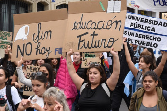 Buenos Aires, Argentina.- En las fotos tomadas el 23 de abril del 2024, con movilizaciones multitudinarias, la comunidad educativa protagonizó en todo el país una histórica jornada en defensa de la universidad pública y en rechazo al ajuste presupuestario dispuesto por el gobierno de Javier Milei. En la Ciudad de Buenos Aires, los manifestantes colmaron el Congreso y la Plaza de Mayo, y desbordaron las calles aledañas, con una concurrencia estimada en 800 mil personas, según los organizadores, y de un millón y medio en todo el país.