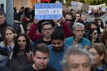 San Luis, Argentina.- En las fotos tomadas el 23 de abril del 2024, cientos de miles de personas se manifestaron este martes en toda Argentina para repudiar los recortes de fondos a la universidad pública, en lo que constituye la mayor manifestación hasta el momento contra la política de ajustes del presidente Javier Milei. Las universidades se declararon en emergencia presupuestaria luego de que el gobierno resolviera prorrogar para este año el mismo presupuesto que recibieron en 2023, no obstante la inflación interanual que en marzo rozó el 290%.