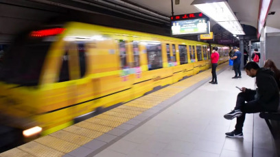 Buenos Aires, Argentina.- En la foto tomada el 27 de abril de 2024, el subte de Buenos Aires. El quinto mes del año llega con subas en casi todos los medios de transporte, con aumentos ya confirmados en algunos sectores y otros en plena negociaciación. Además, se viene un nuevo incremento en los combustibles. Viajar será cada vez más caro desde mayo: los peajes suben 200%, los trenes 54% y el subte irá de $125 a $757 en tres etapas.