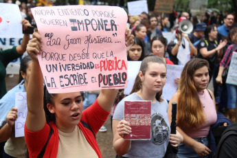 Posadas, Argentina.- En las fotos tomadas el 23 de abril del 2024, cientos de miles de personas se manifestaron este martes en toda Argentina para repudiar los recortes de fondos a la universidad pública, en lo que constituye la mayor manifestación hasta el momento contra la política de ajustes del presidente Javier Milei. Las universidades se declararon en emergencia presupuestaria luego de que el gobierno resolviera prorrogar para este año el mismo presupuesto que recibieron en 2023, no obstante la inflación interanual que en marzo rozó el 290%.