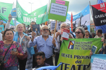 Formosa, Argentina.- En las fotos tomadas el 23 de abril del 2024, cientos de miles de personas se manifestaron este martes en toda Argentina para repudiar los recortes de fondos a la universidad pública, en lo que constituye la mayor manifestación hasta el momento contra la política de ajustes del presidente Javier Milei. Las universidades se declararon en emergencia presupuestaria luego de que el gobierno resolviera prorrogar para este año el mismo presupuesto que recibieron en 2023, no obstante la inflación interanual que en marzo rozó el 290%.