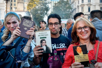 Buenos Aires, Argentina.- En las fotos tomadas el 23 de abril del 2024, con movilizaciones multitudinarias, la comunidad educativa protagonizó en todo el país una histórica jornada en defensa de la universidad pública y en rechazo al ajuste presupuestario dispuesto por el gobierno de Javier Milei. En la Ciudad de Buenos Aires, los manifestantes colmaron el Congreso y la Plaza de Mayo, y desbordaron las calles aledañas, con una concurrencia estimada en 800 mil personas, según los organizadores, y de un millón y medio en todo el país.