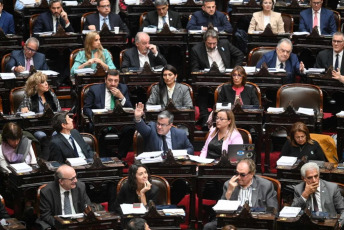 Buenos Aires, Argentina.- En las fotos tomadas el 29 de abril del 2024, Diputados comenzó en la mañana de este lunes a tratar la nueva versión de la Ley Bases y Puntos de Partida para la Libertad de los Argentinos, conocida como Ley Ómnibus, en la cual se establece otorgar facultades especiales al Poder Ejecutivo, privatizaciones de empresas públicas, la eliminación de la moratoria previsional, el régimen de incentivo para “grandes inversiones” y una reforma laboral –entre otros puntos-.