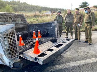 Bíobío, Chile.- En la foto tomada el 28 de abril de 2024, las consecuencias del ataque. El Gobierno chileno ha anunciado la imposición del toque de queda entre las 0.00 y las 7.00 horas en las comunas de Cañete, Contulmo y Tirúa en respuesta al asesinato de tres carabineros en la región del Bíobío. El subsecretario del Interior de la Delegación Presidencial del Bío Bío, Manuel Monsalve, ha informado de la medida, que busca facilitar la investigación que se está realizando y, además, "tener un mejor control territorial", según recoge la emisora Radio BioBío.