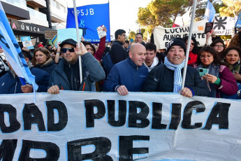 Chubut, Argentina.- En las fotos tomadas el 23 de abril del 2024, cientos de miles de personas se manifestaron este martes en toda Argentina para repudiar los recortes de fondos a la universidad pública, en lo que constituye la mayor manifestación hasta el momento contra la política de ajustes del presidente Javier Milei. Las universidades se declararon en emergencia presupuestaria luego de que el gobierno resolviera prorrogar para este año el mismo presupuesto que recibieron en 2023, no obstante la inflación interanual que en marzo rozó el 290%.