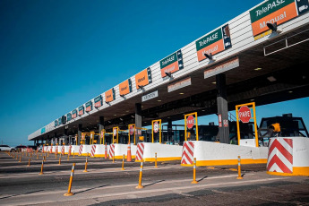 Buenos Aires, Argentina - In the photo taken on 27 April 2024, the Riccheri Highway. The fifth month of the year arrives with increases in almost all means of transport, with increases already confirmed in some sectors and others under negotiation. In addition, a new increase in fuels is coming. Travelling will be more and more expensive from May onwards: tolls will go up 200%, trains 54% and the underground will go from $125 to $757 (Argentine peso) in three stages.