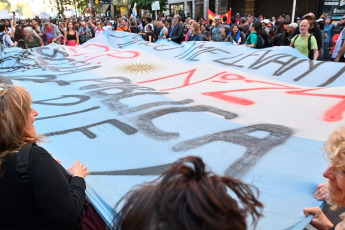 Buenos Aires, Argentina.- En las fotos tomadas el 23 de abril del 2024, con movilizaciones multitudinarias, la comunidad educativa protagonizó en todo el país una histórica jornada en defensa de la universidad pública y en rechazo al ajuste presupuestario dispuesto por el gobierno de Javier Milei. En la Ciudad de Buenos Aires, los manifestantes colmaron el Congreso y la Plaza de Mayo, y desbordaron las calles aledañas, con una concurrencia estimada en 800 mil personas, según los organizadores, y de un millón y medio en todo el país.