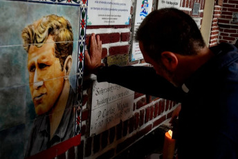 Buenos Aires, Argentina.- En las fotos tomadas el 11 de abril del 2024, a un mes de que se conmemore el 50 aniversario del asesinato y martirio del padre Carlos Mugica, el equipo de sacerdotes de villas y barrios populares de la Argentina presentó una serie de actividades conmemorativas que harán memoria de su legado. Las actividades fueron presentadas en el Barrio Padre Carlos Mugica de la Villa 31, donde descansan sus restos.