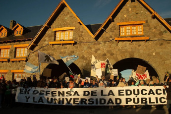 Bariloche, Argentina.- In the photos taken on April 23, 2024, hundreds of thousands of people demonstrated this Tuesday throughout Argentina to repudiate the cuts in funds to the public university, in what constitutes the largest demonstration so far against the policy of adjustments by President Javier Milei. The universities declared a budget emergency after the government decided to extend for this year the same budget they received in 2023, despite the year-on-year inflation that touched 290% in March.