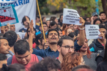 La Rioja, Argentina.- En las fotos tomadas el 23 de abril del 2024, cientos de miles de personas se manifestaron este martes en toda Argentina para repudiar los recortes de fondos a la universidad pública, en lo que constituye la mayor manifestación hasta el momento contra la política de ajustes del presidente Javier Milei. Las universidades se declararon en emergencia presupuestaria luego de que el gobierno resolviera prorrogar para este año el mismo presupuesto que recibieron en 2023, no obstante la inflación interanual que en marzo rozó el 290%.