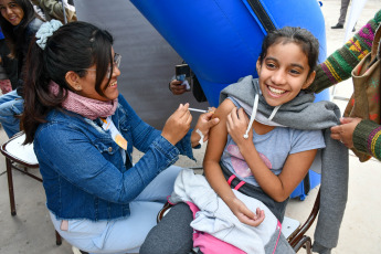 San Juan, Argentina.- En las fotos tomadas el 25 de abril del 2024, profesionales de la salud participan de una jornada sanitaria en las calles de San Juan, Argentina. El Ministerio de Salud de Argentina informó sobre un aumento de los casos de psitacosis de acuerdo con los datos del Sistema Nacional de Vigilancia de la Salud. Este incremento de casos se da en medio de un estudio de casos de neumonía aguda grave que había sido comunicados por algunos establecimientos del Área Metropolitana de Buenos Aires y por la Sociedad Argentina de Terapia Intensiva.