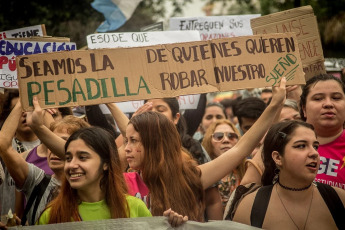 Santiago del Estero, Argentina.- In the photos taken on April 23, 2024, hundreds of thousands of people demonstrated this Tuesday throughout Argentina to repudiate the cuts in funds to the public university, in what constitutes the largest demonstration so far against the policy of adjustments by President Javier Milei. The universities declared a budget emergency after the government decided to extend for this year the same budget they received in 2023, despite the year-on-year inflation that touched 290% in March.