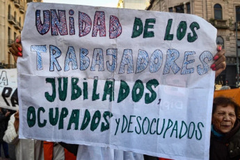 Buenos Aires, Argentina.- En las fotos tomadas el 3 de abril del 2024, distintas asociaciones y centros de jubilados y pensionados se reunieron en las puertas del Parlamento Nacional, para reclamar un haber que supere el costo de la canasta básica con el objetivo de cubrir las necesidades del sector. La referente de esta agrupación remarcó que, el haber actual del jubilado parte de $200.000 o $240.000, cuando la canasta básica de este sector se ubica en los $700.000.