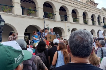 Salta, Argentina.- En las fotos tomadas el 23 de abril del 2024, cientos de miles de personas se manifestaron este martes en toda Argentina para repudiar los recortes de fondos a la universidad pública, en lo que constituye la mayor manifestación hasta el momento contra la política de ajustes del presidente Javier Milei. Las universidades se declararon en emergencia presupuestaria luego de que el gobierno resolviera prorrogar para este año el mismo presupuesto que recibieron en 2023, no obstante la inflación interanual que en marzo rozó el 290%.