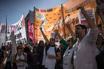 Buenos Aires, Argentina.- En las fotos tomadas el 4 de abril del 2024, agrupaciones sindicales universitarias, estudiantiles y estatales realizaron un banderazo contra el ajuste en la educación pública y llamaron a la “unidad” del sector para el “paro nacional universitario” de 48 horas que se realizará el 10 y 11 de abril para visibilizar el conflicto.