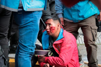 Buenos Aires, Argentina.- In the photos taken on April 10, 2024, police members disperse a protest with rubber bullets, tear gas, motorcycles and water cannon trucks, evicting social movements from the vicinity of the former Ministry of Social Development in Buenos Aires. The protesters demanded food assistance for community kitchens.