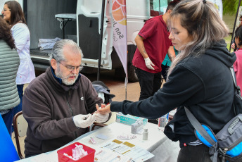 San Juan, Argentina.- En las fotos tomadas el 25 de abril del 2024, profesionales de la salud participan de una jornada sanitaria en las calles de San Juan, Argentina. El Ministerio de Salud de Argentina informó sobre un aumento de los casos de psitacosis de acuerdo con los datos del Sistema Nacional de Vigilancia de la Salud. Este incremento de casos se da en medio de un estudio de casos de neumonía aguda grave que había sido comunicados por algunos establecimientos del Área Metropolitana de Buenos Aires y por la Sociedad Argentina de Terapia Intensiva.