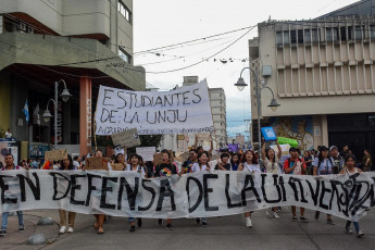 Jujuy, Argentina.- En las fotos tomadas el 23 de abril del 2024, cientos de miles de personas se manifestaron este martes en toda Argentina para repudiar los recortes de fondos a la universidad pública, en lo que constituye la mayor manifestación hasta el momento contra la política de ajustes del presidente Javier Milei. Las universidades se declararon en emergencia presupuestaria luego de que el gobierno resolviera prorrogar para este año el mismo presupuesto que recibieron en 2023, no obstante la inflación interanual que en marzo rozó el 290%.