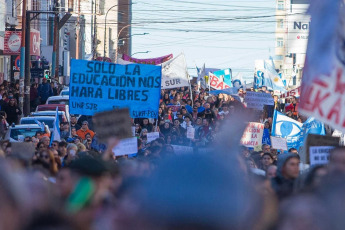 Chubut, Argentina.- In the photos taken on April 23, 2024, hundreds of thousands of people demonstrated this Tuesday throughout Argentina to repudiate the cuts in funds to the public university, in what constitutes the largest demonstration so far against the policy of adjustments by President Javier Milei. The universities declared a budget emergency after the government decided to extend for this year the same budget they received in 2023, despite the year-on-year inflation that touched 290% in March.