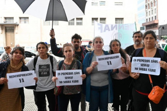 Buenos Aires, Argentina.- En las fotos tomadas el 15 de abril del 2024, bajo una fuerte custodia policial alrededor de 300 trabajadores de la ex Secretaría Nacional de Niñez, Adolescencia y Familia (SENAF) marcharon al Ministerio de Capital Humano, en el centro porteño, en repudio a los despidos que se produjeron en el área desde enero pasado, casi medio centenar de ellos el viernes último.