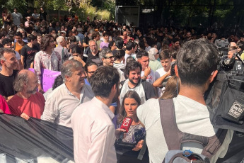 Buenos Aires, Argentina.- En las fotos tomadas el 9 de abril del 2024, la comunidad educativa de la Facultad de Ciencias Exactas y Naturales de la Universidad de Buenos Aires (UBA) realizó un abrazo simbólico a la sede de esa casa de altos estudios “en defensa de la educación pública y la ciencia argentina”, en medio de la crisis presupuestaria que denuncian las instituciones públicas educativas.