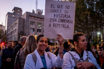 Mar del Plata, Argentina.- En las fotos tomadas el 23 de abril del 2024, cientos de miles de personas se manifestaron este martes en toda Argentina para repudiar los recortes de fondos a la universidad pública, en lo que constituye la mayor manifestación hasta el momento contra la política de ajustes del presidente Javier Milei. Las universidades se declararon en emergencia presupuestaria luego de que el gobierno resolviera prorrogar para este año el mismo presupuesto que recibieron en 2023, no obstante la inflación interanual que en marzo rozó el 290%.