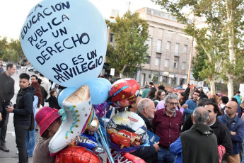 San Juan, Argentina.- En las fotos tomadas el 23 de abril del 2024, cientos de miles de personas se manifestaron este martes en toda Argentina para repudiar los recortes de fondos a la universidad pública, en lo que constituye la mayor manifestación hasta el momento contra la política de ajustes del presidente Javier Milei. Las universidades se declararon en emergencia presupuestaria luego de que el gobierno resolviera prorrogar para este año el mismo presupuesto que recibieron en 2023, no obstante la inflación interanual que en marzo rozó el 290%.